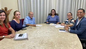 Prefeito Silvio Mendes em reunião com a equipe da Semec