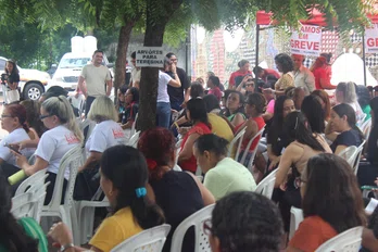 Professores municipais realizam manifestação em frente à Câmara d