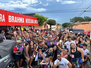 Bloco Curva de Rio anima foliões na Mercearia Limeira no Dirceu I