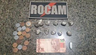 PM captura dupla suspeita de trafico de drogas em praça de Parnaíba
