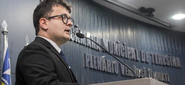 Vereador Petrus Evelyn quer proibir fixação de cartazes em espaços públicos de Teresina