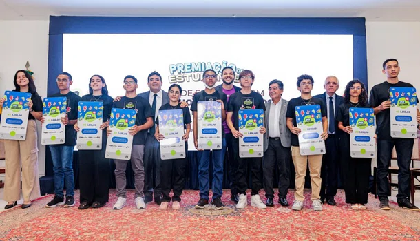 Rafael Fonteles premia 50 estudantes com bolsa de mil reais por desempenho no Enem