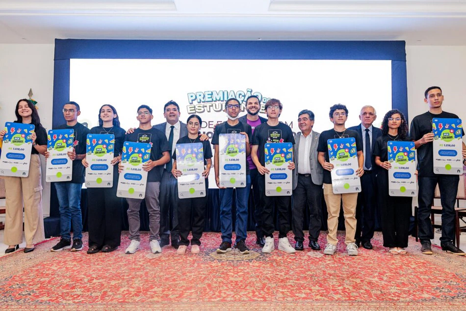 Rafael Fonteles premia 50 estudantes com bolsa de mil reais por desempenho no Enem