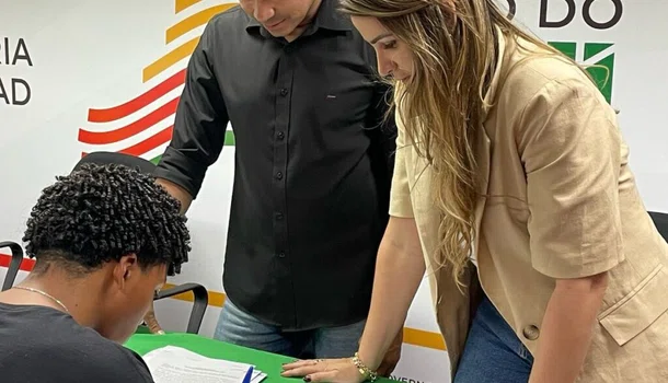 Assinando contrato do Bolsa Atleta Piauí 2025