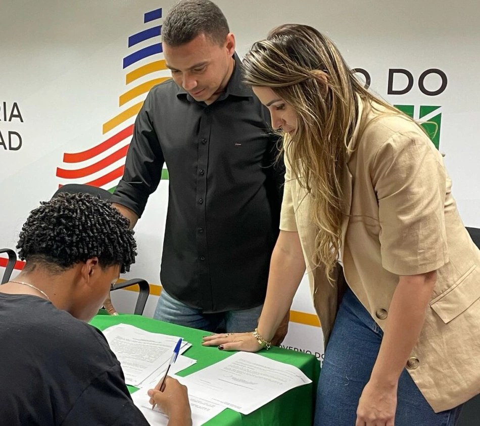 Assinando contrato do Bolsa Atleta Piauí 2025