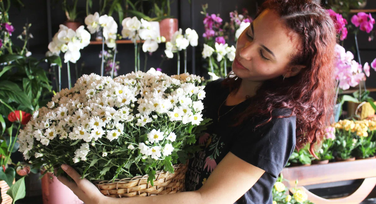 Florista com flores brancas