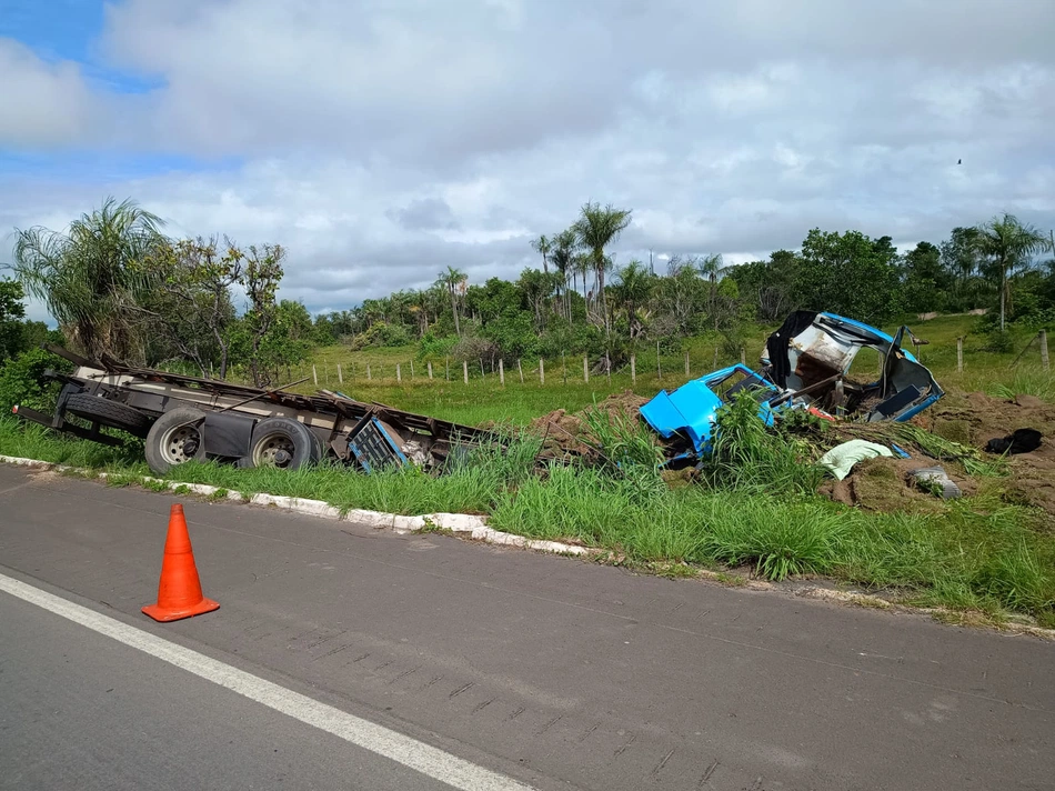 Homem morre após perder controle do caminhão e sair da pista em Nossa Senhora de Nazaré
