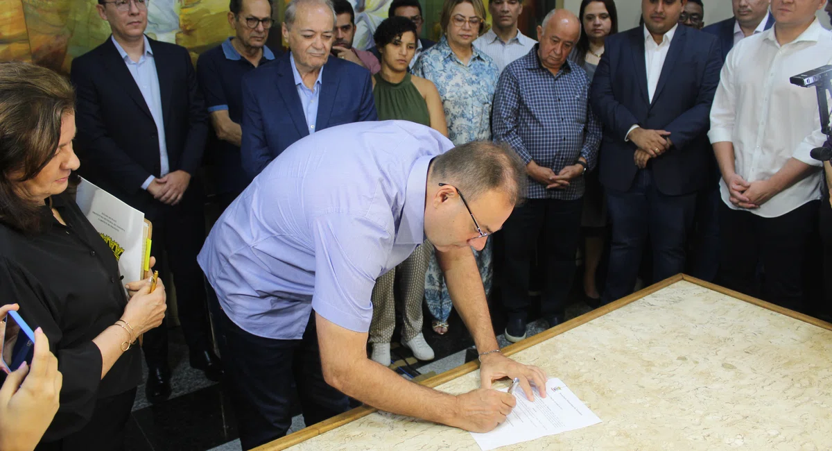 Jeová Alencar assina decreto de posse de Zé Neto