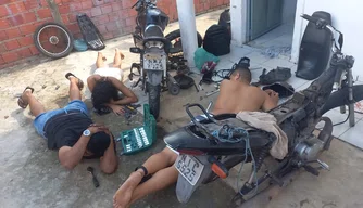 Suspeitos de desmanchar motos roubadas