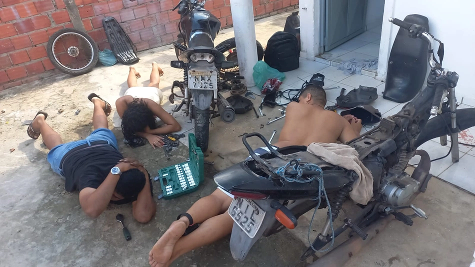 Suspeitos de desmanchar motos roubadas