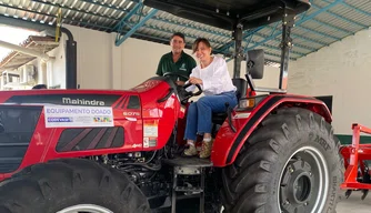 A entrega do trator de arado foi realizada pela prefeita Ivanária Sampaio