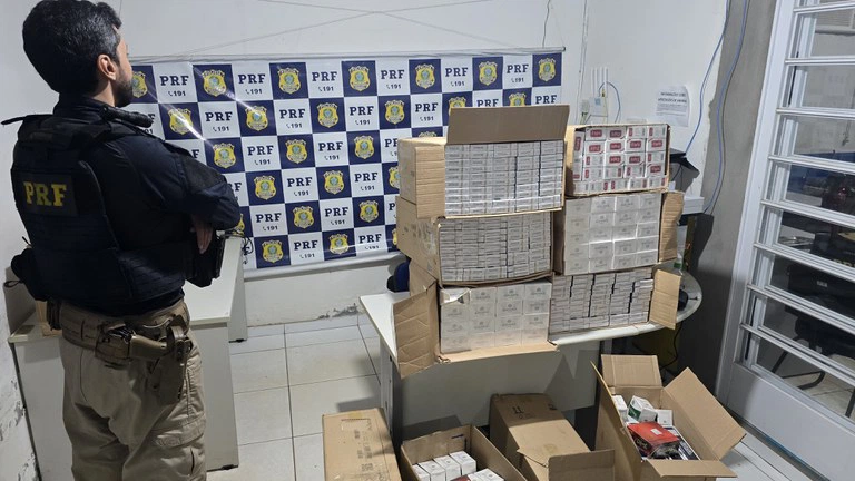 Carga de cigarros contrabandeados apreendidas pela PRF.