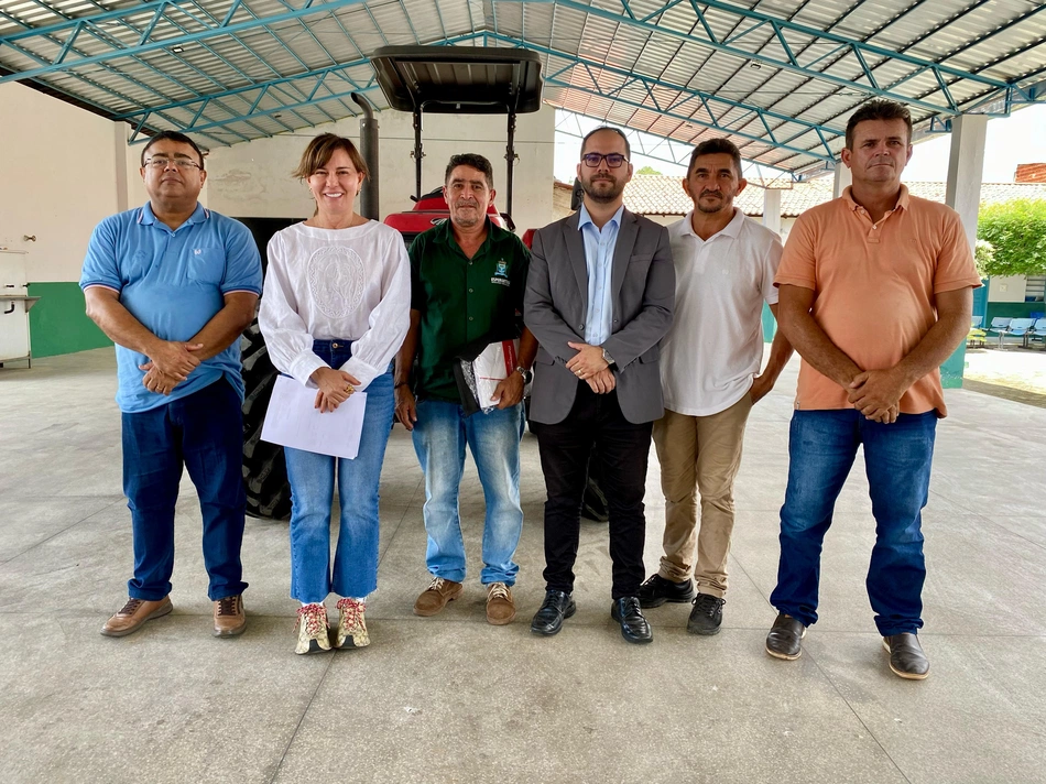 Entrega de trato de arado em Esperantina