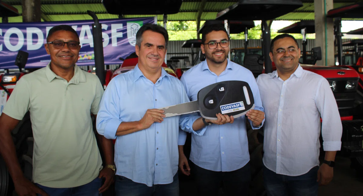 Senador Ciro Nogueira entrega tratores agrícolas para prefeitos no Piauí