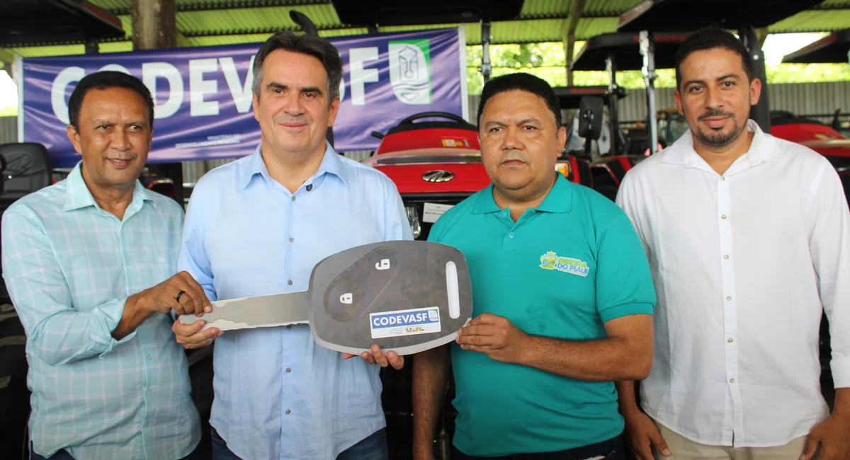 Senador Ciro Nogueira entrega tratores agrícolas para prefeitos no Piauí