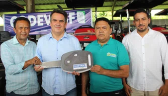 Senador Ciro Nogueira entrega tratores agrícolas para prefeitos no Piauí
