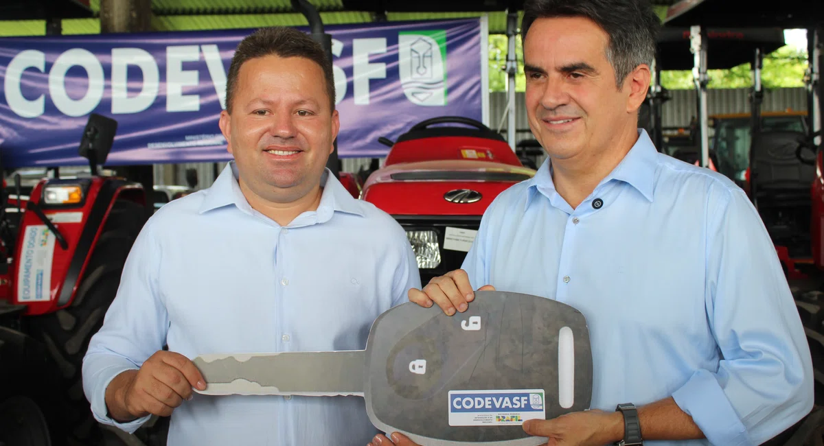 Senador Ciro Nogueira entrega tratores agrícolas para prefeitos no Piauí
