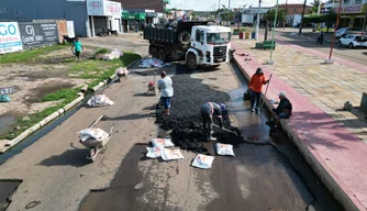 Operação emergencial de recuperação asfáltica