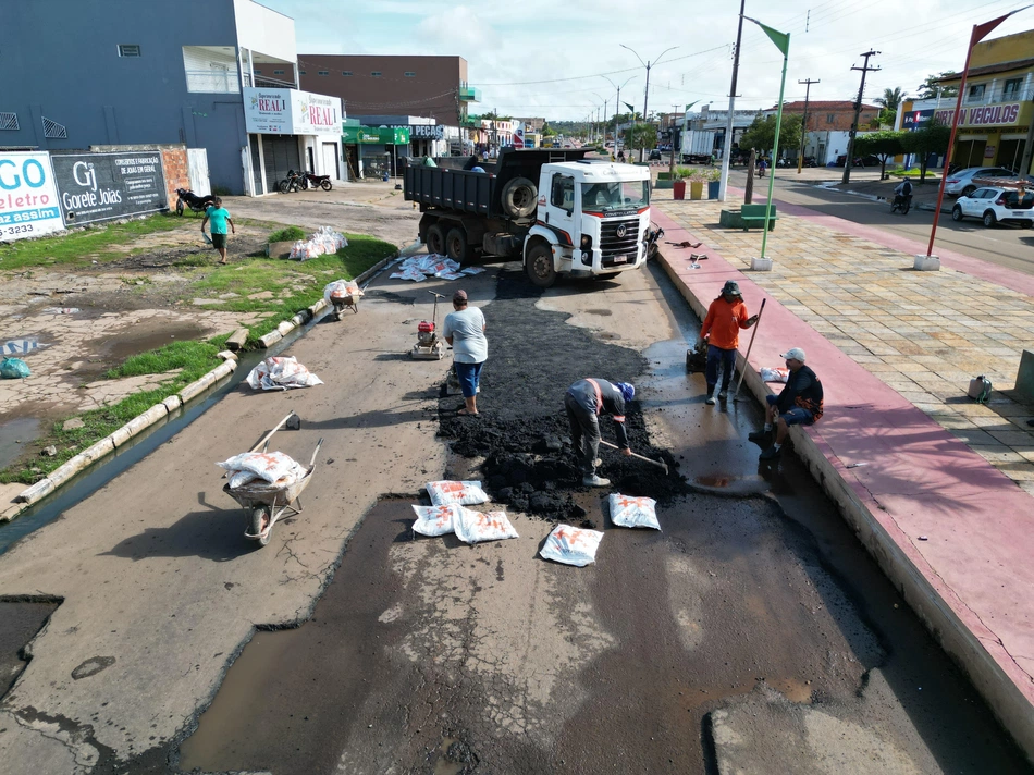 Operação emergencial de recuperação asfáltica