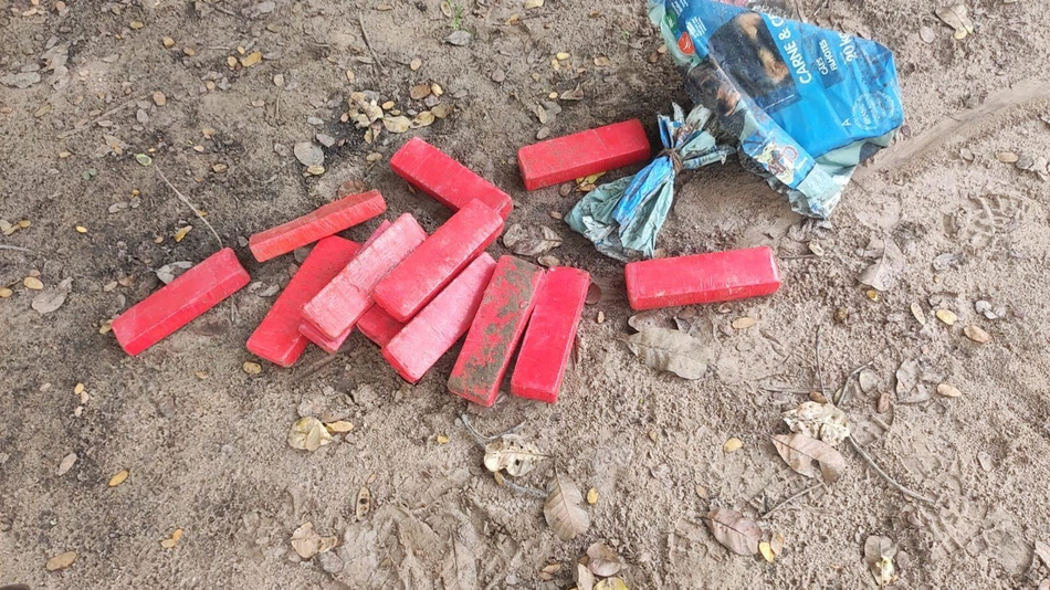 Drogas estavam enterradas na areia.