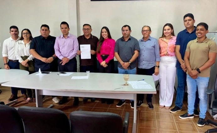 Reunião para discutir ações emergenciais sobre a seca.