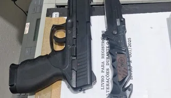 Simulacro de arma e canivete apreendidos pela PM.