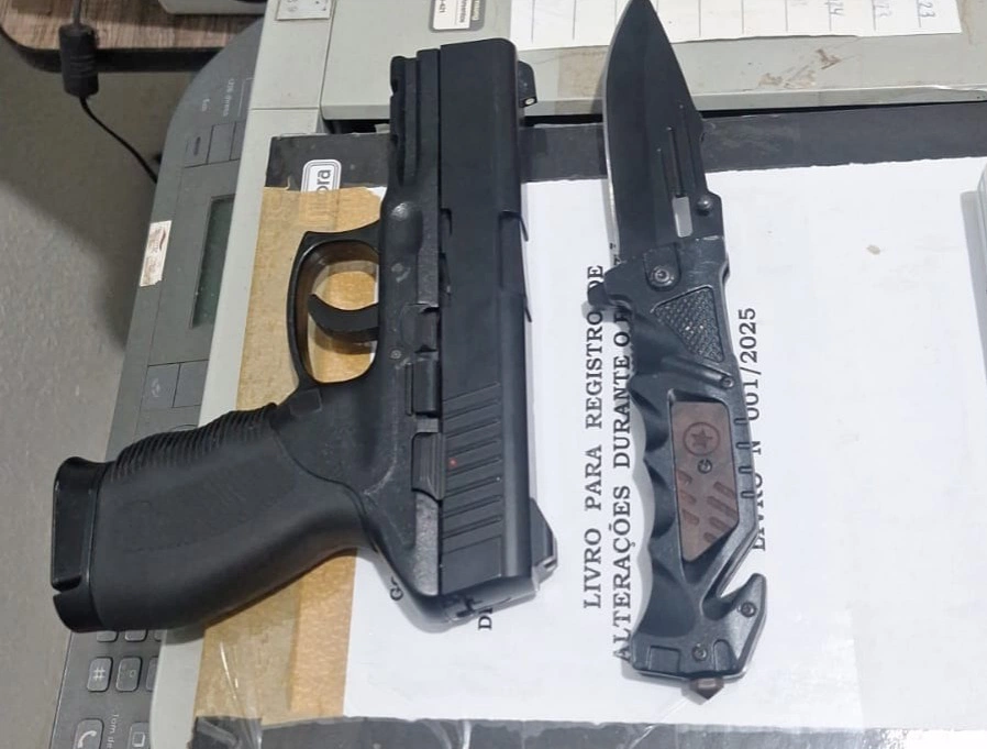 Simulacro de arma e canivete apreendidos pela PM.