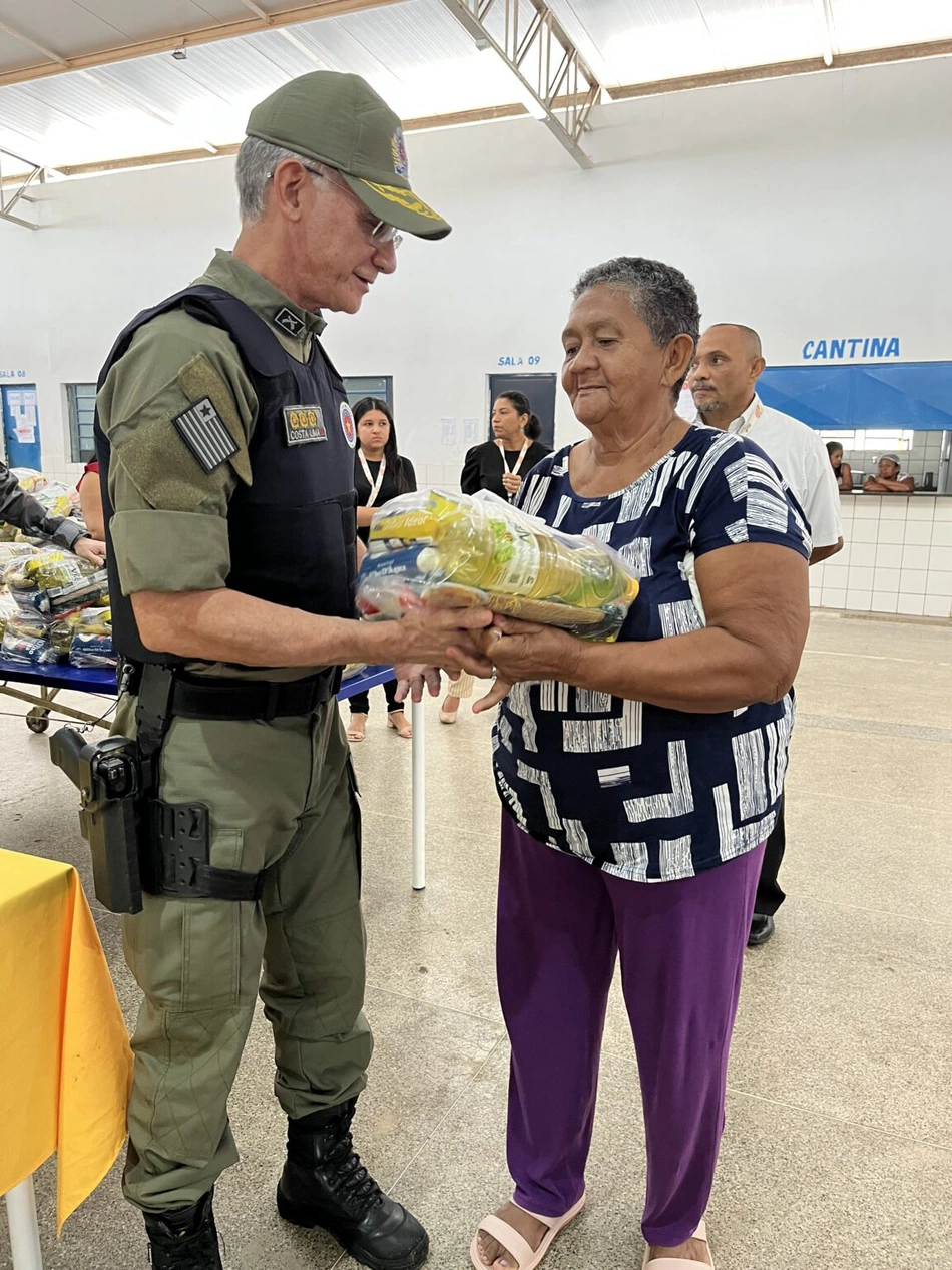 Entrega de cestas básicas
