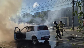 Carro fica destruído após pegar fogo na Avenida Frei Serafim