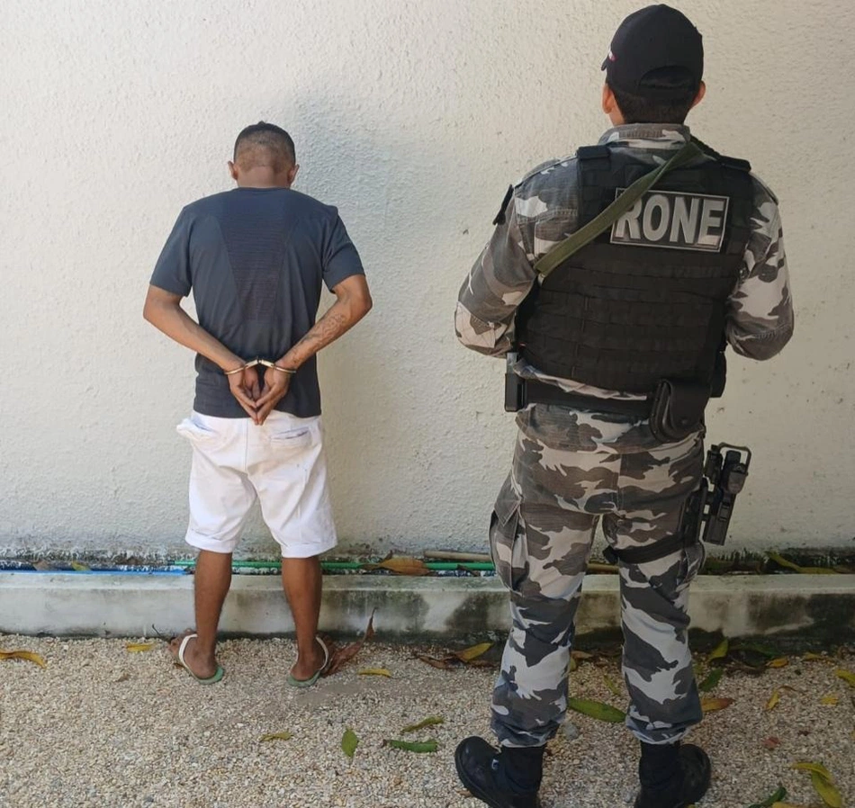 Suspeito preso por tráfico de drogas e porte ilegal de arma