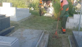 Agentes limpando o Cemitério São José