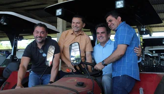 Ciro Nogueira entrega máquinas agrícolas para prefitos