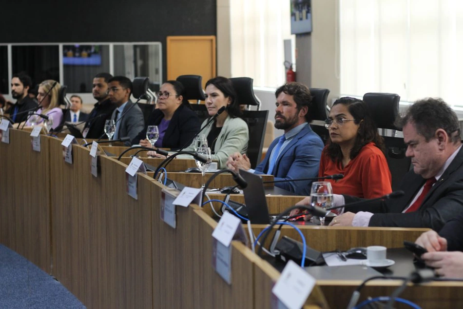Participantes da reunião, no plenário do Palácio da Justiça