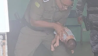 Policial Militar salva bebê engasgado