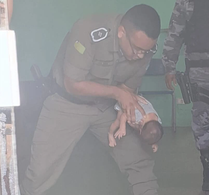 Policial Militar salva bebê engasgado