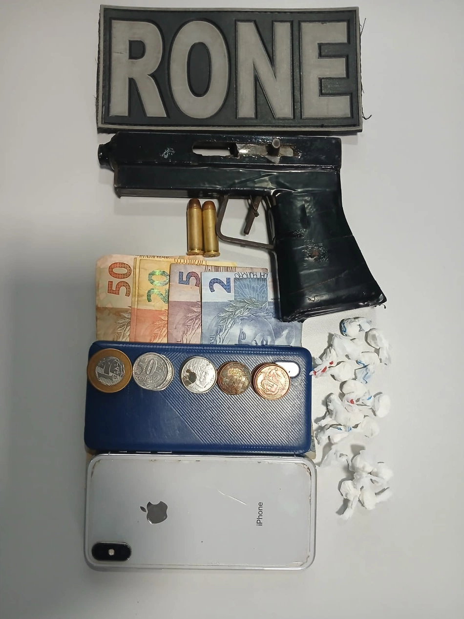 Homem e adolescente são presos por porte ilegal de armas