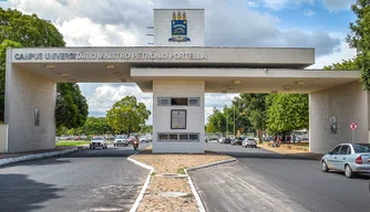Construção de "Ponte da UFPI"
