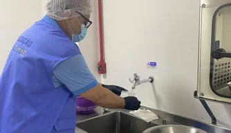 Vigilância Sanitária coleta amostras de água em clínica de oncologia de Teresina
