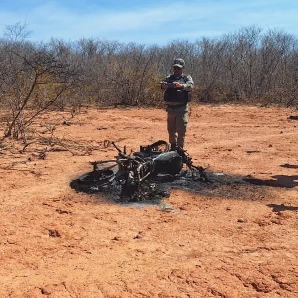 Vítima foi encontrada próximo de moto carbonizada