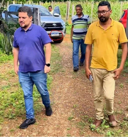 Deputado Dogim Félix supostamente utilizando carro em agenda no município de Jatobá do Piauí