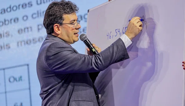 Rafael Fonteles ministrando aula de matemática