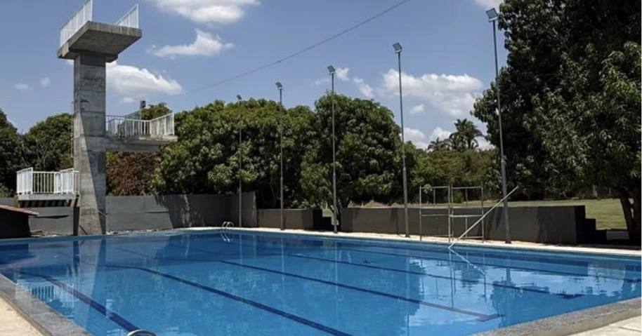 Piscina semiolímpica com plataforma de salto em concreto armado