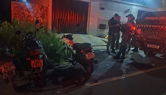 Três motocicletas são recuperadas e um simulacro de arma de fogo foi apreendido