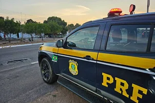 Carro perde o controle e sai da pista após colisão na BR-343 em Piripiri