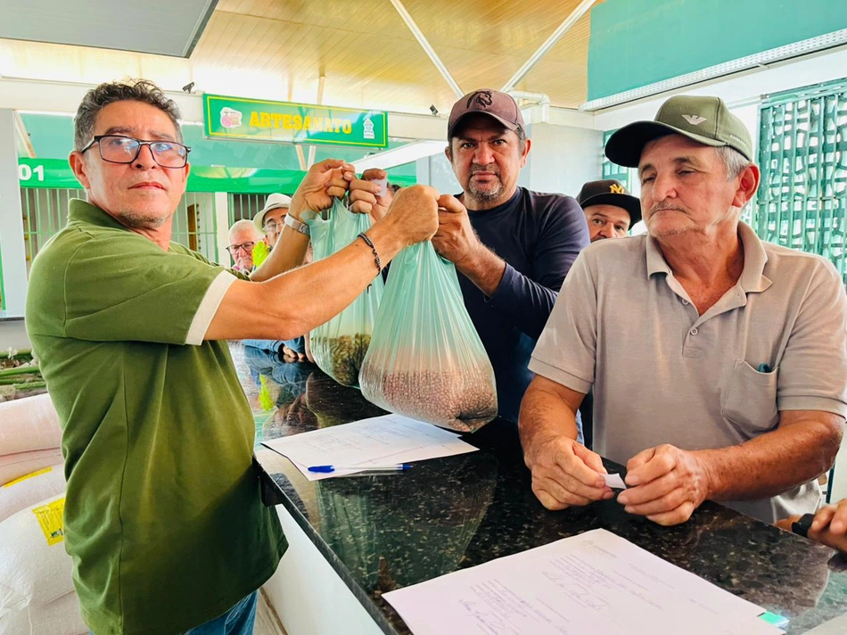 Entrega de sementes a produtores rurais