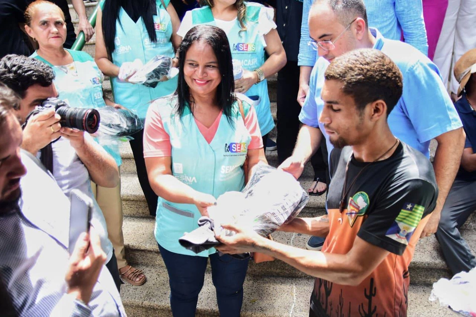 Doação de roupas a moradores em situação de rua