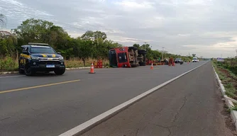 Caminhão tombado