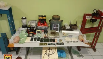 Materiais apreendidos em laboratório de drogas durante operação integrada em São Julião
