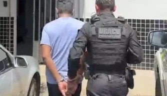 Delegado Charles Pessoa conduz preso à delegacia