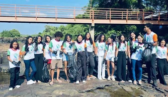 Juventude realiza ação ambiental na Cachoeira do Urubu em Esperantina